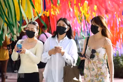 Người dân Thái Lan đeo khẩu trang để phòng chống dịch COVID-19. (Ảnh: Ngọc Quang/TTXVN) 