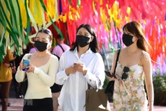 Người dân Thái Lan đeo khẩu trang để phòng chống dịch COVID-19. (Ảnh: Ngọc Quang/TTXVN) 