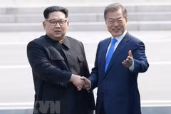 Tổng thống Hàn Quốc Moon Jae-in (phải) và Nhà lãnh đạo Triều Tiên Kim Jong-un bắt tay hữu nghị tại làng đình chiến Panmunjom. (Nguồn: EPA-EFE/TTXVN)