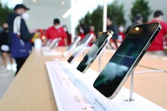 Sản xuất điện thoại thông minh iPhone (Nguồn: AFP/TTXVN)