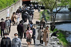 Người dân đeo khẩu trang phòng dịch COVID-19 tại Seoul, Hàn Quốc. (Ảnh: AFP/TTXVN)