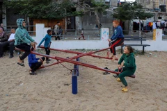 Trẻ em chơi đùa tại công viên ở Dải Gaza. (Nguồn: AFP/TTXVN)