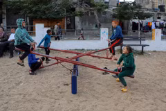 Trẻ em chơi đùa tại công viên ở Dải Gaza. (Nguồn: AFP/TTXVN)