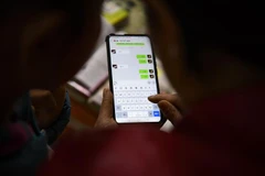  Người dân sử dụng ứng dụng WeChat tại Ngân Xuyên, khu tự trị Ninh Hạ, Trung Quốc, ngày 10/11/2020. Ảnh: THX/ TTXVN