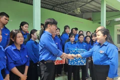 Bí thư Tỉnh đoàn Bến Tre Lâm Như Quỳnh động viên các chiến sỹ thanh niên tình nguyện hè trường Cao đẳng Bến Tre. (Ảnh: Chương Đài/TTXVN)