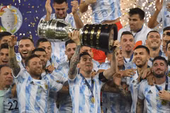 Các cầu thủ Argentina giơ cúp vô địch Copa America 2021 sau khi giành chiến thắng trước Brazil trong trận chung kết trên sân vận động Maracana ở Rio de Janeiro, Brazil, ngày 10/7/2021. (Ảnh: AFP/ TTXVN)