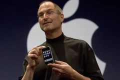 Nhà sáng lập Apple Steve Jobs giới thiệu chiếc iPhone đầu tiên năm 2007. (Nguồn: Getty Images)