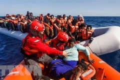 Italy giải cứu khoảng 1.000 người di cư trôi dạt trên Địa Trung Hải
