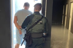 Maksim Silnikau bị dẫn độ từ Ba Lan về Mỹ. (Nguồn: TBS)