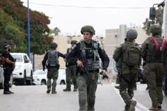 Lực lượng an ninh Israel triển khai tại Sderot, ngày 7/10/2023. (Ảnh: AFP/TTXVN)