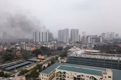 Sương mù sáng sớm có thể làm tích tụ lại các lớp khói bụi, làm gia tăng ô nhiễm không khí. (Ảnh: Hùng Võ/Vietnam+) 