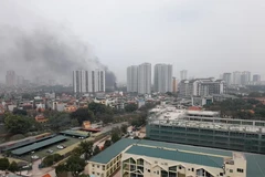 Sương mù sáng sớm có thể làm tích tụ lại các lớp khói bụi, làm gia tăng ô nhiễm không khí. (Ảnh: Hùng Võ/Vietnam+) 