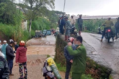 Lực lượng chức năng và chính quyền địa phương tổ chức tìm kiếm nạn nhân. (Ảnh: TTXVN)