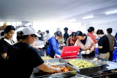 Quán cơm 2 nghìn đồng của chị Nguyễn Thị Huy (sinh năm 1989, trú tại tổ 4, phường Hội Thương, thành phố Pleiku, Gia Lai) mở trước cổng Bệnh viện Đa khoa tỉnh Gia Lai giúp nhiều người nghèo bớt khó khăn khi vào viện. (Ảnh: TTXVN)