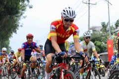 Các vận động viên xuất phát khởi tranh chặng 1 giải Giải đua xe đạp Nam Kỳ Khởi Nghĩa. (Ảnh: Thanh Vũ/TTXVN)