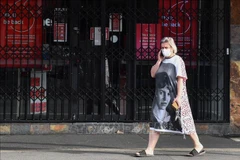 Người dân đeo khẩu trang phòng lây nhiễm COVID-19 tại Melbourne, Victoria, Australia (Ảnh: THX/TTXVN)