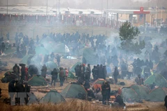 Người di cư tại một trại tạm được dựng lên ở khu vực Grodno, biên giới giữa Belarus với Ba Lan. (Ảnh: AFP/TTXVN) 