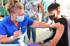 Tiêm vaccine ngừa COVID-19 cho người dân tại Los Angeles, bang California, Mỹ. (Ảnh: AFP/TTXVN