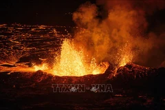 Dung nham phun trào từ núi lửa trên bán đảo Reykjanes, Tây Nam Iceland ngày 19/12/2023. (Ảnh tư liệu: AFP/TTXVN)