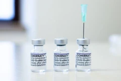 Vaccine phòng COVID-19 của hãng Pfizer-BioNTech. (Ảnh: Getty Images/TTXVN)