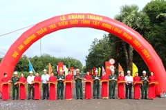 Các đại biểu cắt băng khánh thành công trình dự án đường Tuần tra biên giới tỉnh Tây Ninh. (Ảnh: Thanh Tân/TTXVN)