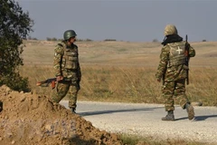 Binh sỹ Armenia tuần tra trên tuyến đường gần làng Berdashen thuộc tỉnh Shirak, khu vực ranh giới ngừng bắn với Azerbaijan, ngày 27/11/2020. (Ảnh: AFP/TTXVN) 