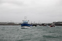 Các thuyền đánh cá Pháp trên vùng biển ngoài khơi đảo Jersey của Anh. (Ảnh: AFP/TTXVN) 