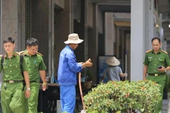 Lực lượng chức năng có mặt khám nghiệm hiện trường. (Ảnh: Báo Tuổi Trẻ)