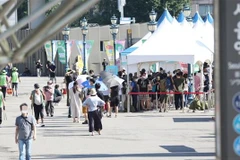 Người dân xếp hàng chờ xét nghiệm COVID-19 tại Seoul, Hàn Quốc. (Ảnh: Yonhap/TTXVN)