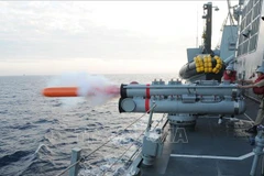 Tàu khu trục ROKS DDH-981 Choi Young của Hàn Quốc phóng ngư lôi chống tàu ngầm trong cuộc tập trận với hải quân Mỹ trên Biển Nhật Bản.( Ảnh tư liệu: AFP/TTXVN)