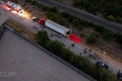 Lực lượng thực thi pháp luật điều tra tại hiện trường phát hiện thi thể người nhập cư trong một xe tải ở San Antonio, bang Texas. (Ảnh: Getty Images/TTXVN) 