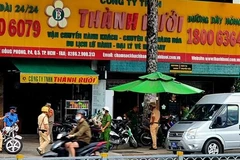 Công an kiểm tra trụ sở Công ty Thành Bưởi. (Ảnh: Thành Chung/TTXVN) 