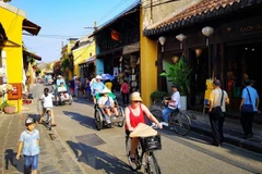 Du khách quốc tế tham quan Phố cổ Hội An. (Ảnh: Thanh Tùng/TTXVN) 