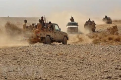 Binh sỹ quân đội chính phủ Yemen giao tranh với lực lượng Houthi. (Ảnh: AFP/TTXVN)