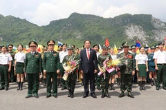 Phó Chủ tịch Quốc hội Trần Quang Phương, Đại tướng Phan Văn Giang cùng các nghệ sỹ, diễn viên, vận động viên các nước tại lễ bế mạc. (Ảnh: Trọng Đức/TTXVN) 