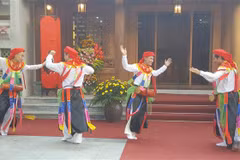 Biểu diễn điệu múa trống độc đáo "Con đĩ đánh bồng" tại hội làng Triều Khúc, huyện Thanh Trì (Hà Nội). (Ảnh: Đinh Thuận - TTXVN)