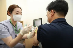 Nhân viên y tế tiêm vaccine ngừa COVID-19 cho người dân tại Seoul (Hàn Quốc). (Ảnh: Yonhap/TTXVN)