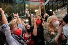 Người ủng hộ đảng SPD vui sướng sau khi nhận tin bầu cử. (Nguồn: AP) 