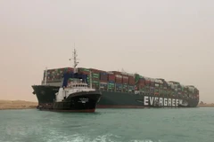 Siêu tàu chở hàng Ever Given bị mắc cạn tại Kênh đào Suez, Ai Cập, ngày 24/3/2021. (Ảnh: THX/TTXVN) 