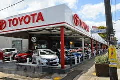 Các mẫu xe ôtô mới của hãng Toyota trưng bày tại một cửa hàng ở Sydney, Australia. (Ảnh: AFP/TTXVN) 