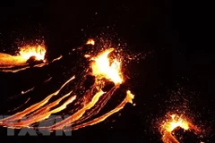 Núi lửa phun dung nham đỏ rực gần thủ đô Reykjavik của Iceland ngày 19/3/2021. (Ảnh: AFP/TTXVN)