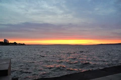 Đêm trắng yên bình trên bờ hồ Onega ở thủ phủ Petrozavodsk, Cộng hòa Karelia. (Ảnh: Duy Trinh/TTXVN)