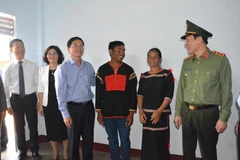 Bàn giao nhà cho hộ gia đình chị H Ngêh Êban, buôn Ea Sut, thị trấn Ea Pốk, huyện Cư M’gar. (Ảnh: Tuấn Anh/TTXVN)