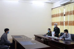 Nguyễn Anh Tuấn (trái) tại buổi làm việc với cơ quan chức năng. (Ảnh: TTXVN phát)