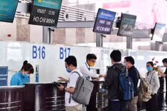Hành khách bay nối chuyến của Vietnam Airlines tới Côn Đảo chỉ cần làm thủ tục chuyến bay một lần. (Ảnh: CTV/Vietnam+) 