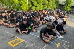 Các đối tượng đua xe trái phép bị lực lượng công an khống chế, bắt giữ.(Nguồn: VOV) 