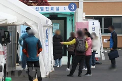 Người dân chờ lấy mẫu xét nghiệm COVID-19 tại Seoul. (Ảnh: Yonhap/TTXVN)