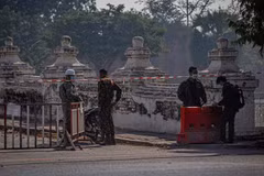 Binh sỹ gác tại một điểm kiểm soát ở Mandalay, Myanmar. (Ảnh: AFP/TTXVN)