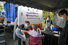 Nhân viên y tế tiêm vaccine ngừa COVID-19 cho người dân tại Kuala Lumpur (Malaysia). (Ảnh: AFP/TTXVN) 