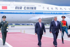 Thủ tướng Trung Quốc Lý Cường (thứ 2, trái) tại lễ đón ở sân bay Vnukovo, Moskva (Nga) ngày 20/8/2024. (Ảnh: THX/TTXVN)